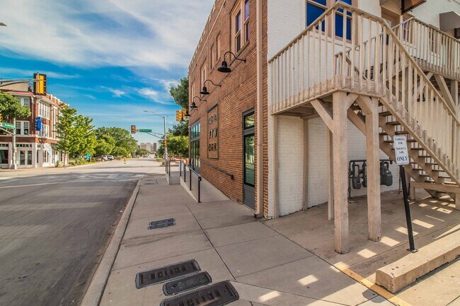 Foto del edificio - Contemporary LOFT LIVING on Magnolia Street!