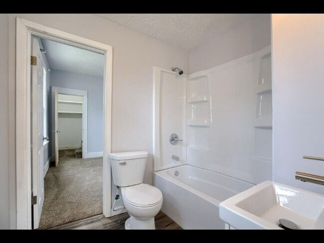 Building Photo - 3 Bedroom Single Family Home in Council Bl...