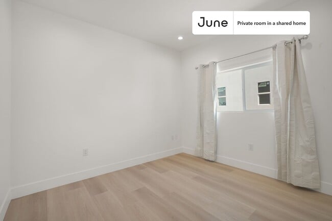 Building Photo - Private bedroom in 5 bed/5 bath Home