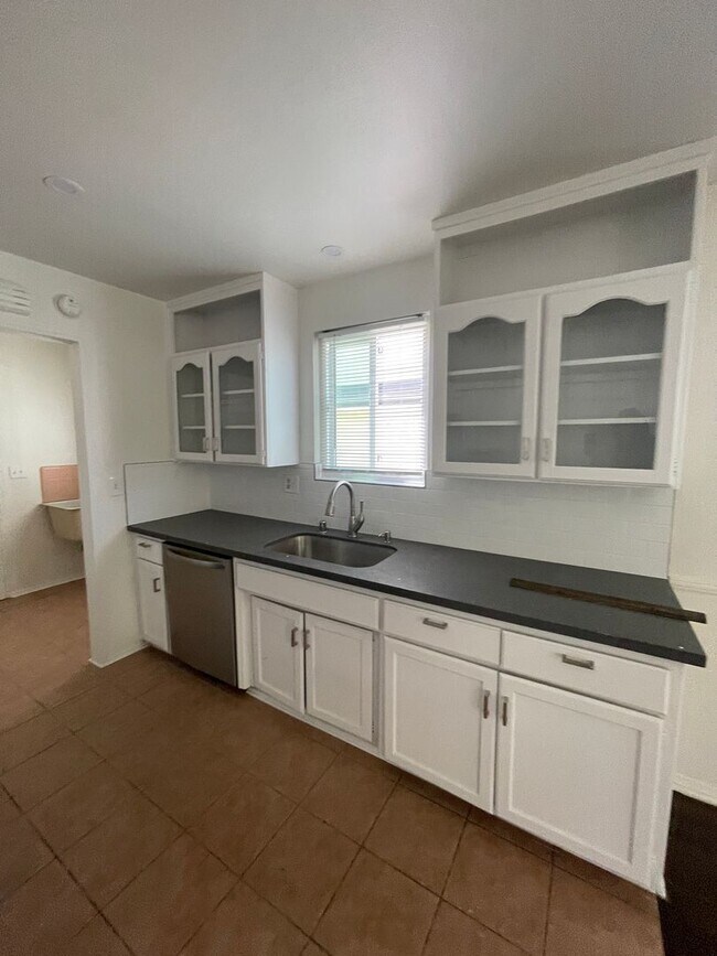 Building Photo - Charming 3br 1bth - Quiet Street