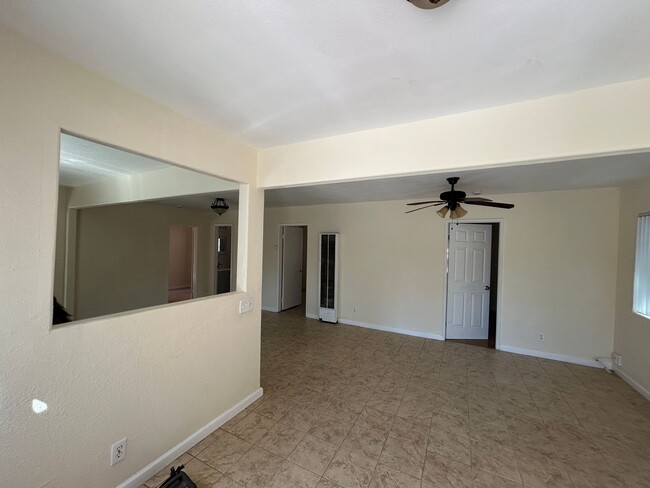 Building Photo - Spacious 2-Bed, 2-Bath Triplex Front Unit ...