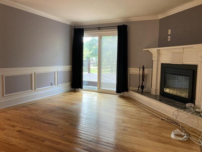 Building Photo - 5427 Pinehurst Dr