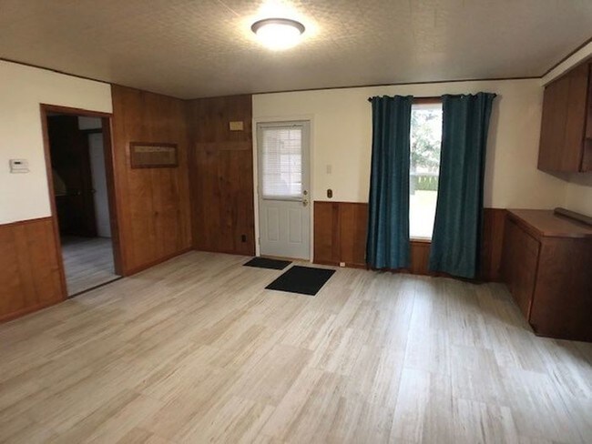Building Photo - Beautiful 5 Bed Farm House in Bainbridge