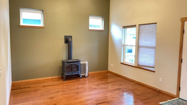 Building Photo - 55+ Community, Quiet 1 Bedroom 1 Bath.  In...