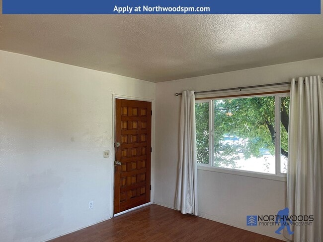 Building Photo - Charming 2 Bedroom/1 Bath duplex with smal...