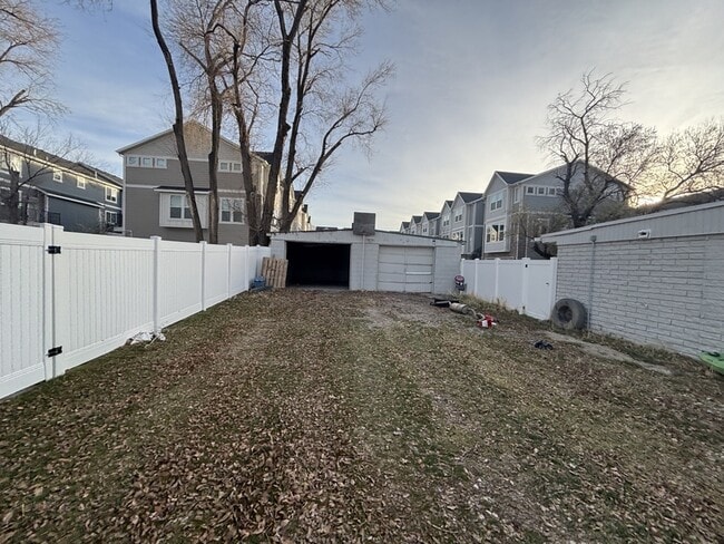 Building Photo - 13413 Minuteman Dr