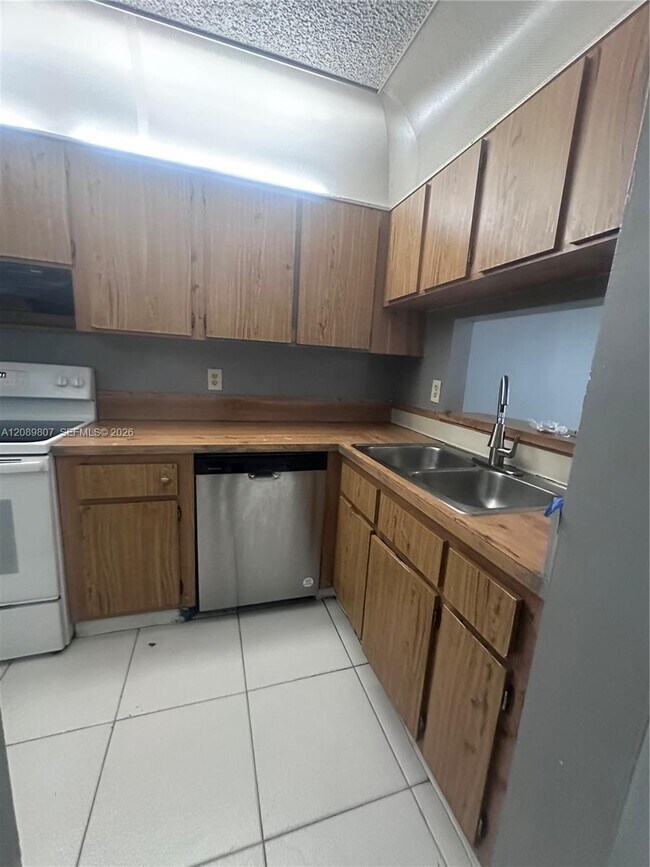 Building Photo - 821 Twin Lakes Dr