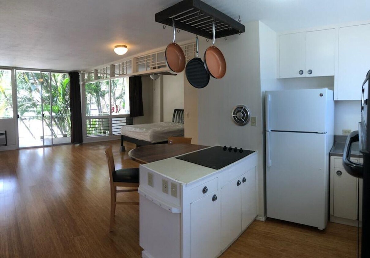 Foto principal - Fully Furnished spacious Studio, 1 Bath, 1...