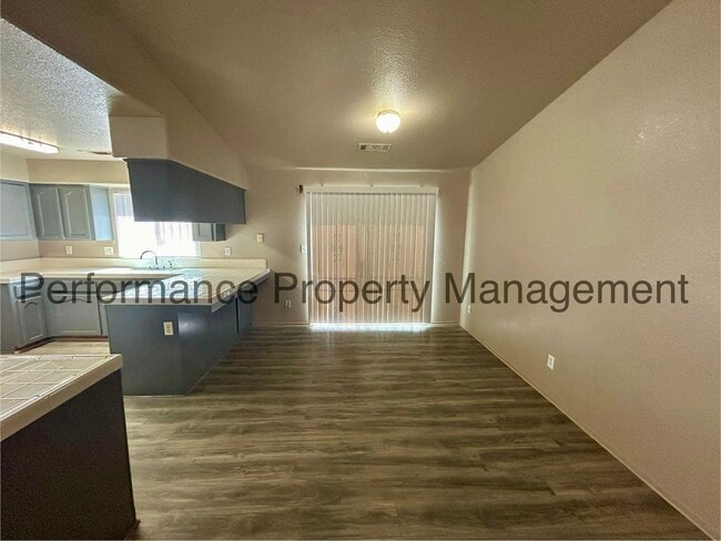 Building Photo - 3 Bed/2 Bath Home in Delano with Solar and...