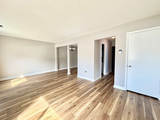 Building Photo - Cozy Updated End Unit Home In Virginia Beach