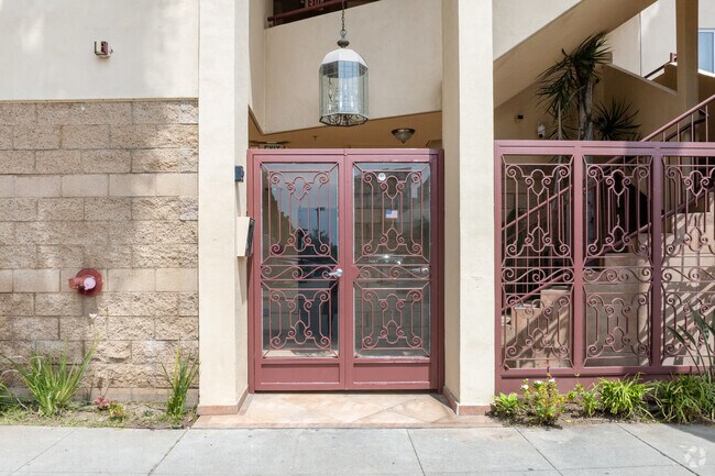 Entrada - 1347 23rd St
