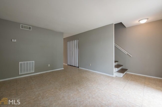 Building Photo - 2990 Macon Dr SE