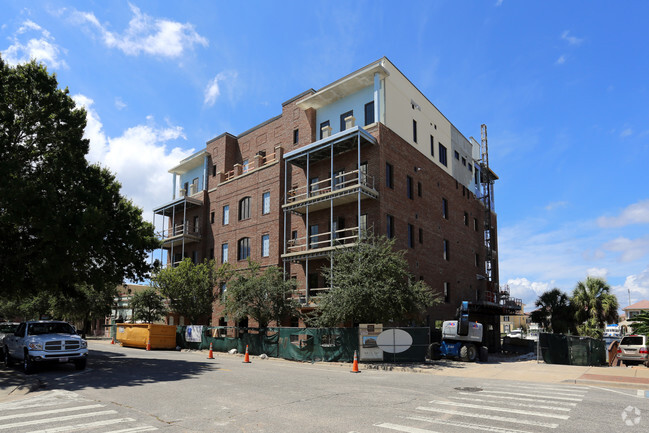 Building Photo - 701 S Palafox St