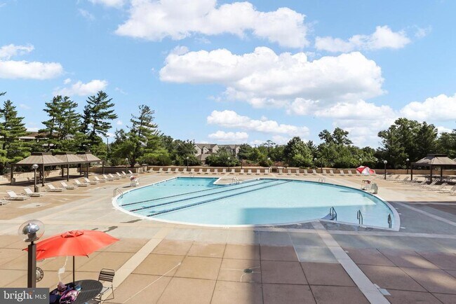 Foto del edificio - 3705 S George Mason Dr