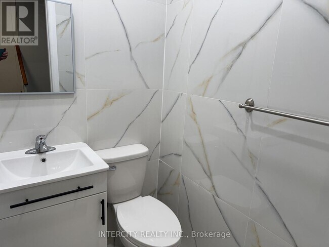 Building Photo - 263 Hullmar Dr