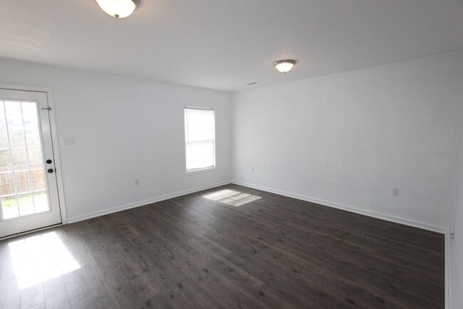 Building Photo - 4 bed, 3.5 bath, Townhome in Bunker Hill, WV