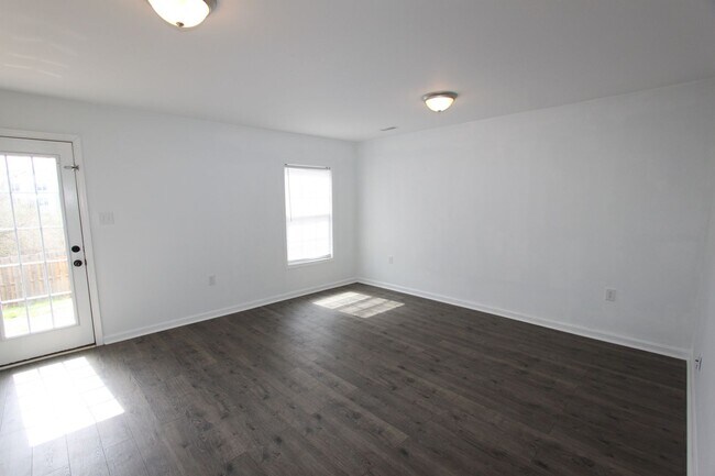 Foto del edificio - 4 bed, 3.5 bath, Townhome in Bunker Hill, WV