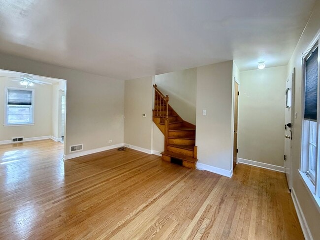 Building Photo - HOME SWEET HOME! 2 Bed / 1 Bath Townhome Available in Oak Park!