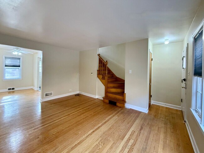 Foto del edificio - HOME SWEET HOME! 2 Bed / 1 Bath Townhome Available in Oak Park!