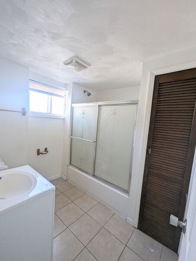 Foto del edificio - 3 Bedroom House with Huge Garages