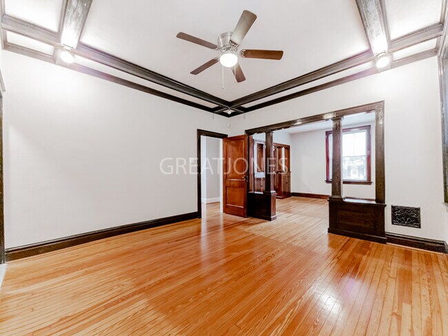Building Photo - Charming 2 bedroom home in St. Louis!