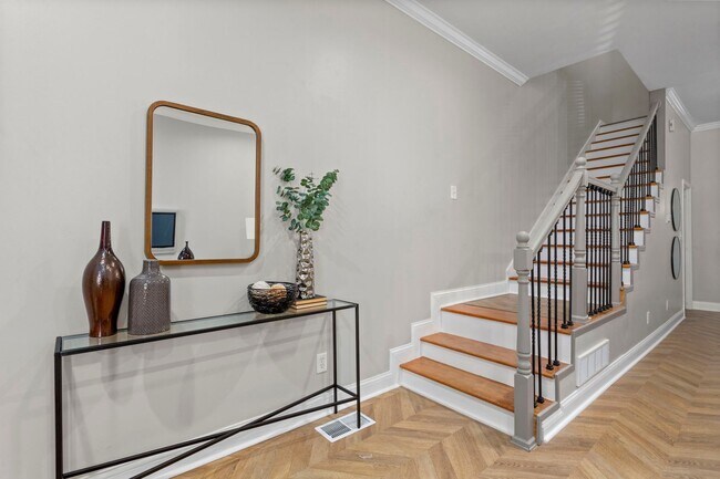 Building Photo - Large and Open 4 bedroom Townhouse