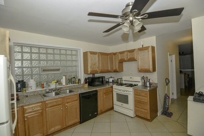 Foto del edificio - 1436 W Belmont Ave