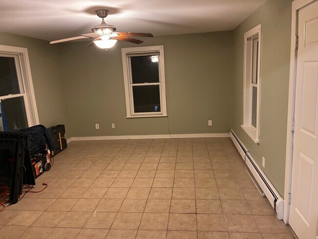 Hermosa y espaciosa sala de estar. - 584 Western Ave