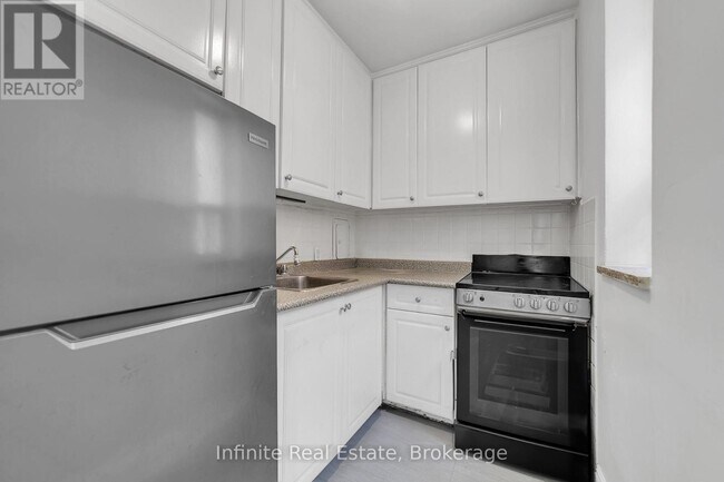 Photo du bâtiment - 896 Eglinton Ave E