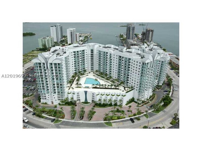Foto del edificio - 7900 Harbor Island Dr