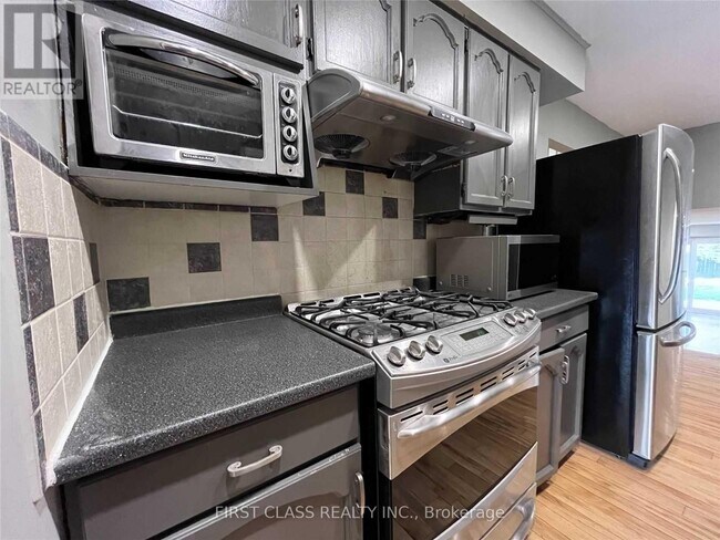 Building Photo - 2571 Palisander Ave