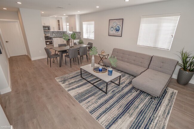 Building Photo - 4 br, 3.5 bath Duplex - 2631 South La Sall...