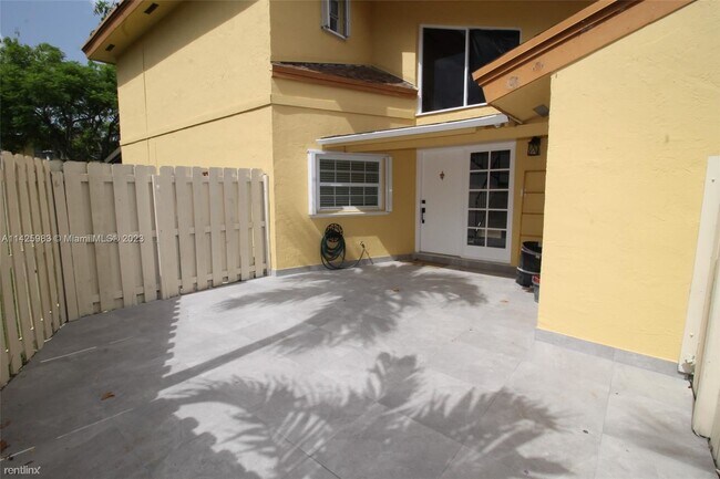 Foto del edificio - 3 br, 2.5 bath Townhome - 8340 SW 154th Ave