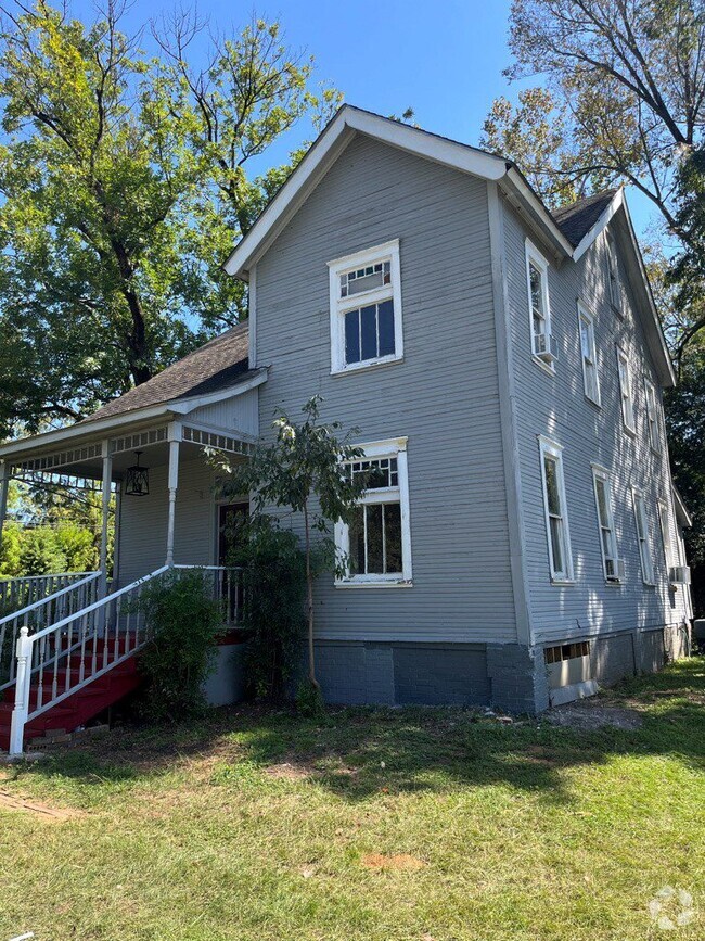 Building Photo - 601 S Fredonia St