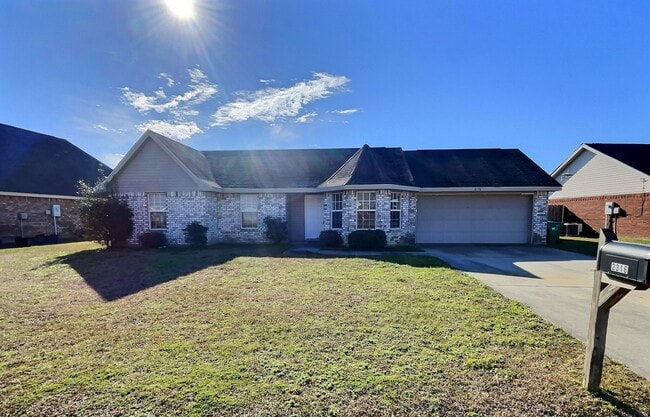 Building Photo - 3/2 Fireplace, 2 Car Garage St. Martin Schools