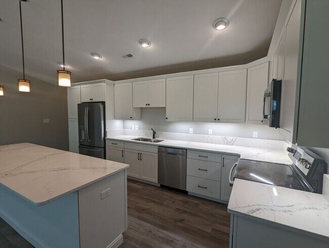 Foto del edificio - NEW CONSTRUCTION! This season, qualified a...