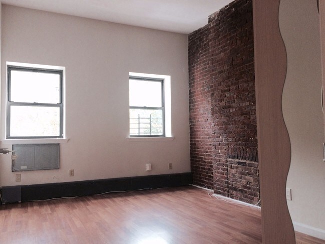 Building Photo - 212 Hoyt St