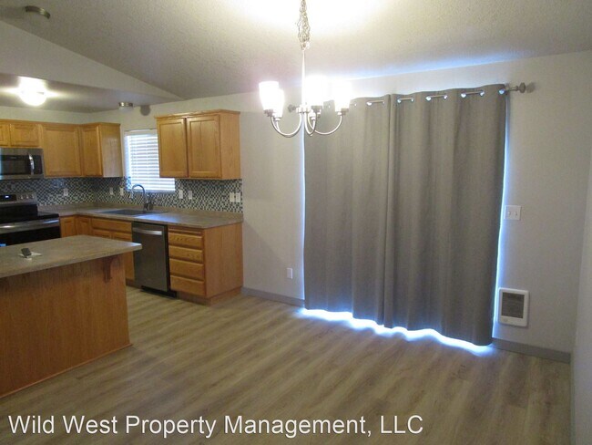 Building Photo - 3 br, 2 bath House - 675 NE Black Bear Street