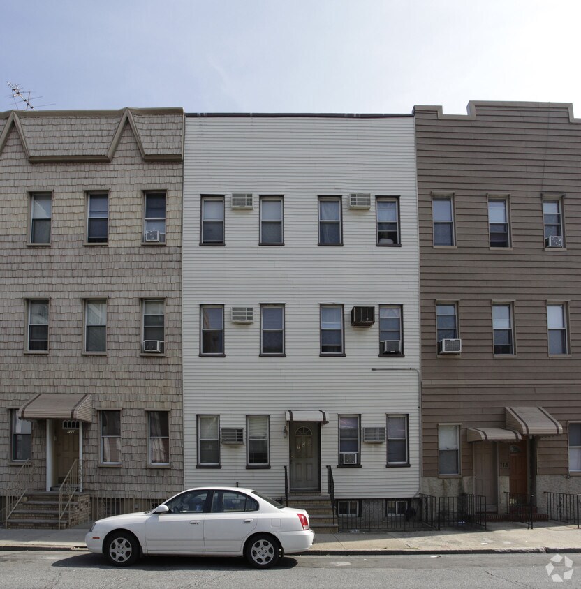 Building Photo - 720 Lorimer St