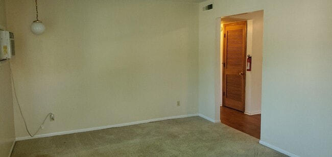Building Photo - 2203 Oakwood Dr