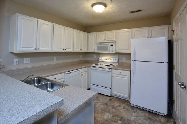 Building Photo - 2 Bedroom/ 2 bath