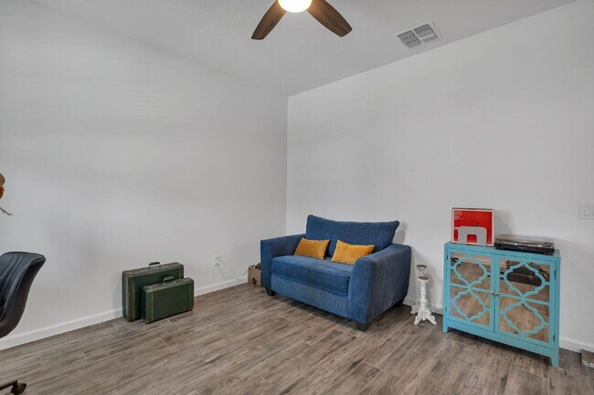 Building Photo - Modern 4BR Home in Davenport | Open Floor Plan | Granite Countertops