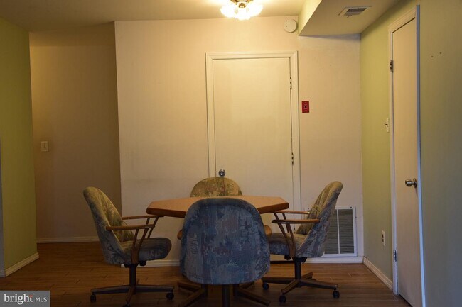 Foto del edificio - 463 College Dr E