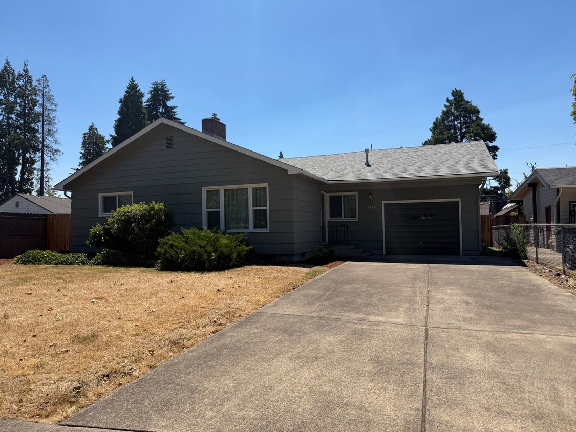Beautifully updated 4-bedroom 2-bathroom home in a Springfield! - Beautifully updated 4-bedroom 2-bathroom home in a Springfield!