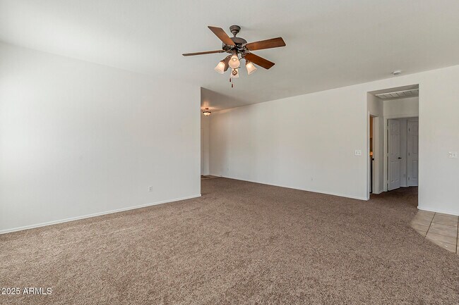 Building Photo - 2286 E Peach Tree Dr