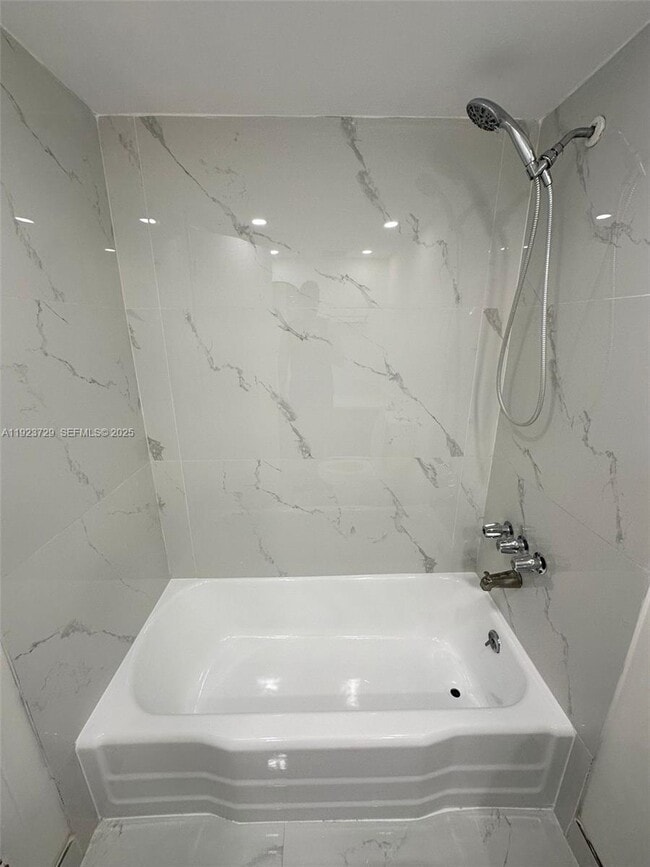 Foto del edificio - 1520 NE 56th St