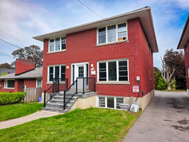 Building Photo - Beautifully Updated Main Floor Apartment (...