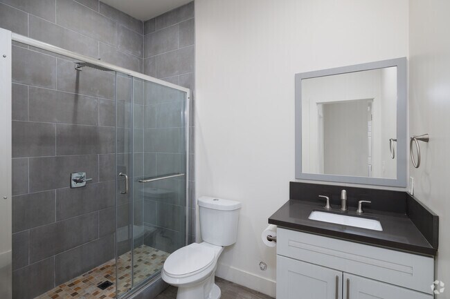 2 habitaciones, 1 baño - 925 pies cuadrados - Baño - Parkway Plaza Apartments