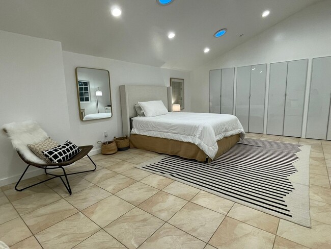 Building Photo - PRIVATE , FURNISHED Beverly Hills Studio Back House ! All utilities included