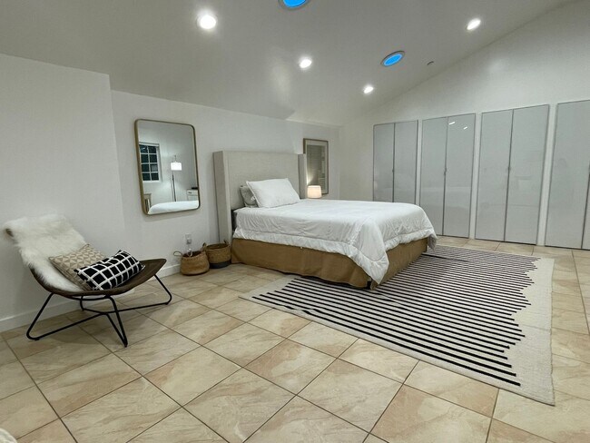 Foto del edificio - PRIVATE , FURNISHED Beverly Hills Studio Back House ! All utilities included